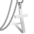Gepolijste titanium stalen kruisketting met tarweketting op witte achtergrond - Staalkleur