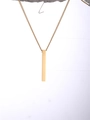 Detailansicht eines minimalistischen goldenen geometrischen Rechteck-Anhängers an Kette - 50cm / Gold