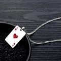 Dettaglio del ciondolo Asso di Cuori su catena a maglie d'argento con finitura lucida - Asso di Cuori (Catena a Gruman)