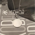 Detailansicht eines polierten runden Anhängers aus Edelstahl an einer Box-Kette in Silber - 20mm / Silber (60cm)