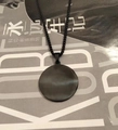 Détail du pendentif rond en acier inoxydable noir avec une texture brossée mate - Noir (60cm)