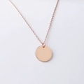 Dettaglio del ciondolo circolare in oro rosa lucido su una sottile catena minimalista - Oro Rosa (15mm)
