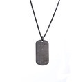 Dettaglio della collana con piastrina in acciaio nero da uomo con incisione - Nero (To My Man)