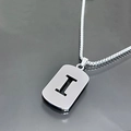 Détail macro du pendentif rectangulaire argenté avec lettre I évidée sur chaîne fine - Style Lettre I