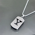 Macro d'un collier en métal argenté avec pendentif rectangulaire à lettre Y ajourée - Style Lettre Y