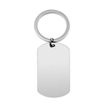 Detailansicht eines polierten rechteckigen Militär-Erkennungsmarken-Anhängers aus Edelstahl - Stahlfarbe Dog Tag Schlüsselanhänger