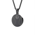 Detalle del colgante de baloncesto negro mate con grabado de cruz y cadena de caja - Collar de Béisbol - Negro