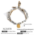 Collana foulard in seta a fiori bianco e nero con ciondolo sole luna in acciaio dorato - Ciondolo Sole Luna Rilievo Sciarpa Stampa Floreale (XL31878)