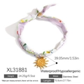 Collana foulard in tessuto floreale con ciondolo a sole in acciaio inox dorato - Ciondolo Sole Sciarpa Floreale Rossa (XL31881)