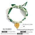 Collana in sciarpa di seta con pendente a cuore dorato e motivi floreali verde scuro - Ciondolo Cuore Intagliato Sciarpa Floreale Bianco Verde (XL31883)