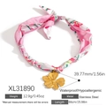 Collana in tessuto floreale rosa con un grande ciondolo a fiore dorato in acciaio inox - Ciondolo Grande Fiore Sciarpa Stampata Rosa (XL31890)