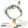 Collana con foulard in seta verde e ciondolo a foglia dorata in acciaio inossidabile - Ciondolo Foglia Sciarpa Floreale Verde (XL31915)