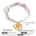 Collana foulard in seta con motivi floreali viola e ciondolo a petalo dorato irregolare - Ciondolo Petalo Irregolare Sciarpa Floreale Viola (XL31919)