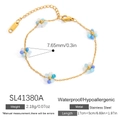 Bracciale dorato in acciaio inossidabile con fiori di perline blu e bianchi e catena regolabile - Stile Fiore Blu e Bianco (SL41380A)