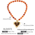 Collar impermeable de acero inoxidable con cuentas de ámbar y un colgante de corazón retro - Colgante de Corazón Hueco con Cuentas de Ámbar (XL31973)