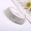 Dettaglio di un largo bracciale in strass argento con incastonatura pavé di cristalli - K9 / Argento
