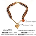 Collana con pendente a cuore leopardato, perla in resina arancione e catena dorata - Stile Ciondolo Cuore Leopardato (XL32026) / Placcato Oro 18K