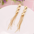Boucles d'oreilles pendantes dorées à pampilles avec trois sphères sur plateau blanc - Doré