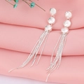 Boucles d'oreilles pendantes à pompons argentés sur fond de tissu rose doux - Argenté