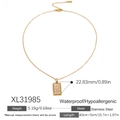 Collar de acero dorado con colgante de tarot LA LUNA en esmalte rosa y cristales - La Luna (XL31985)