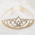 Dettaglio di una corona da sposa dorata con strass bianchi su sfondo di seta bianca - Oro