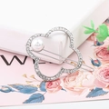 Dettaglio della clip per capelli a quadrifoglio argento con strass e perla grande - Argento Spesso / Stile Undici (B8101)