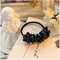 Elastico per capelli nero con grappolo di perle lucide in resina elegante - Nero (B8217)
