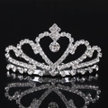 Primer plano de tiara de corazón plateada con pedrería brillante y piedra colgante - Peine Tiara Corazón (I6404) / Plateado