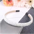 Elegante cerchietto con perle bianche, cristalli e design intrecciato a più file - Bianco