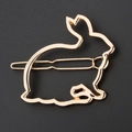 Minimalistische hohle Metall-Hasen-Haarklammer in Gold-Finish aus der Draufsicht - K9 / Gold