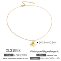 Minimalistische goldene Edelstahlhalskette mit festlichem Lebkuchenmann-Anhänger - Lebkuchen-Halskette mit Schleife (XL31998)