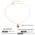 Goldene Edelstahlkette mit einem farbigen Emaille-Anhänger im Weihnachtsmann-Motiv - Schlitten-Weihnachtsmann-Halskette (XL32010)