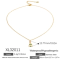 Goldene Edelstahlkette mit grünem Weihnachtsbaum Anhänger und weißen Punkt Details - Grün-weiße Weihnachtsbaum-Halskette (XL32011)