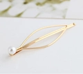 Elegante fermaglio per capelli a foglia dorata con una perla bianca raffinata - Oro (B5124)
