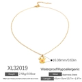 Wasserdichte 18K vergoldete Rentier-Halskette aus Edelstahl mit roten Details - Halskette mit rotnasigem Rentier (XL32019)