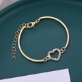Elegante goudkleurige armband met een sprankelende harthanger voorzien van steentjes - Goud