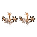 Dettaglio di orecchini floreali placcati in oro con strass e petali bianchi e neri - Strass Bianchi