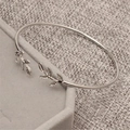 Brazalete ajustable con diseño de hojas plateadas sobre soporte de joyería de terciopelo - Plateado (D5220)