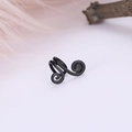 Detailansicht eines schwarzen Ohrclips aus Legierung mit Spiral-Design und Vintage-Stil - Doppellagiger Gebogener Spiralstil (0442)