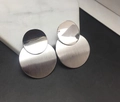 Detailsicht silberner geometrischer Ohrringe mit Spiegel- und Bürstenmetall-Finish - Silber (A6302)
