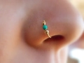 Piercing naso artigianale dorato con perla turchese e due piccoli accenti dorati - 10mm Oro (A6430)