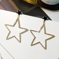 Detailansicht goldener Doppelstern-Ohrringe mit Zirkonia-Besatz und schwarzen Sternsteckern - Gold (A6205)