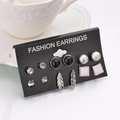 Juego de seis pares de pendientes de moda con circonitas y tachuelas en tarjeta negra - Juego de 6 Pares de Pendientes Combinados de Pluma y Negro Blanco Plata (10 A4115)