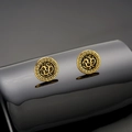 Pendientes dorados vintage con greca clásica y motivos místicos en relieve - Estilo Runa Oro Antiguo (X837-B)