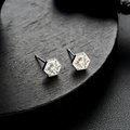 Silberner hexagonaler Ohrstecker mit Sonnenstrahl-Design und klarem Zirkonia-Stein - Silber