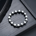 Bracelet en perles d'hématite cubiques métalliques fini bronze sur plateau en bois noir - Chaîne de Perles Cubiques Arrondies (S733-D)