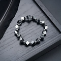 Bracelet en perles d'hématite pour hommes avec cubes métalliques et billes grises - Style Cubes Métalliques Et Perles Rondes Alternés (S733-E)