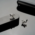 Boucles d'oreilles croix gothique vintage en métal argenté avec design boulon industriel - Croix en Argent Antique (X853-A)