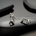 Pendientes de aro cruz gótica de plata vintage con motivos barrocos sobre negro - Plateado (X848-A)