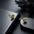 Boucles d'oreilles soleil dorées vintage avec bords filigranés sur cuir noir - Boucles d'Oreilles Soleil Or Antique (X859-B)